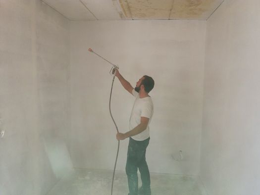 Application de peinture au pistolet par KPN Renovation